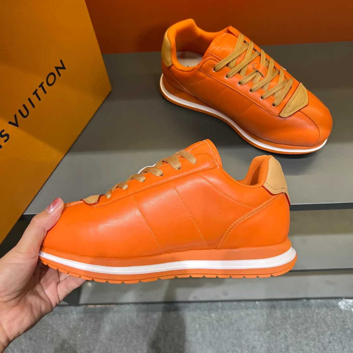 P540 Size 38-45 LV 🫏The colorful interpretation of BUTTERSOFT sneakers combines sheepskin, The colorful interpretation of LV BUTTERSOFT sneakers combines sheepskin and calfskin, bringing a super soft feel. Designed by Pharrell Williams, this '60s-inspired shoe features a padded upper that's been crafted by Louis Vuitton craftsmen to further enhance the comfort of the leather. In addition to the LV initials, it features multiple signatures, including natural leather trim and an embossed pattern of Pharrell Williams and lobster on the side, referencing the Fall/Winter 2025 men’s show. A must-have artifact for fashionistas✅
